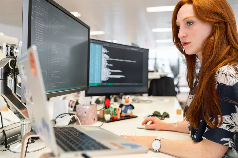 Développeuse web professionnelle travaillant sur du code dans une agence