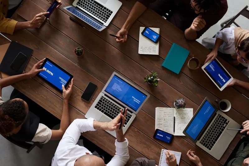 Équipe d'agence web en brainstorming sur un projet digital