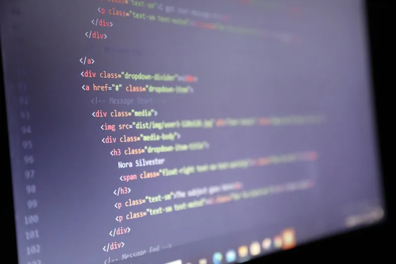 Analyse du portfolio d'une agence web sur écran d'ordinateur