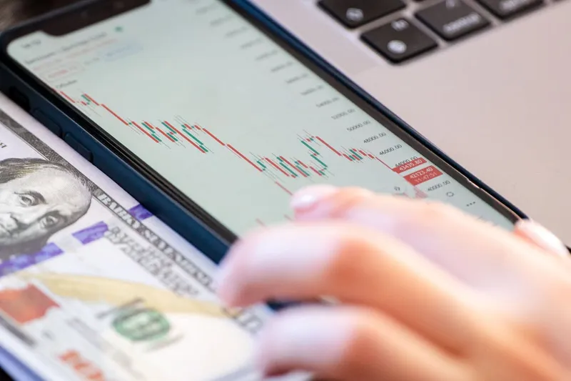 Professionnel utilisant une application mobile métier sur smartphone