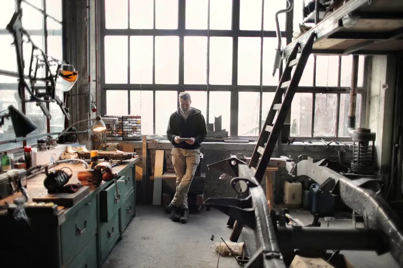 Artisan travaillant dans son atelier avec ses outils — site vitrine artisan
