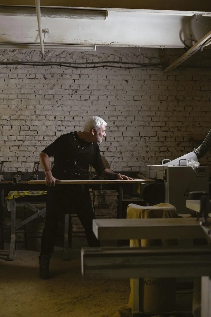 Artisan menuisier utilisant une machine dans son atelier professionnel
