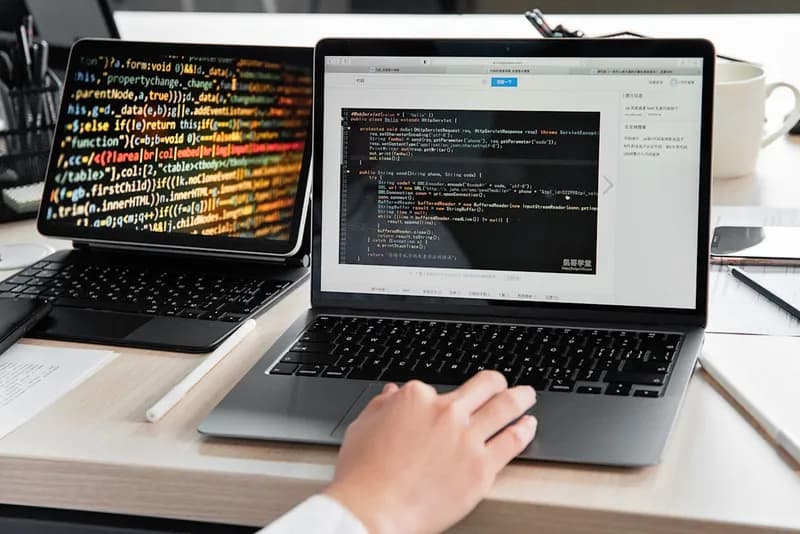 Personne travaillant sur un ordinateur portable au bureau — automatisation IA