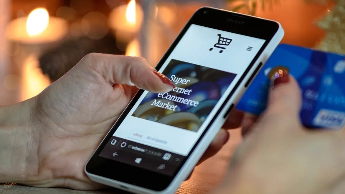 Personne consultant les avis Google sur son smartphone avant de choisir un prestataire local