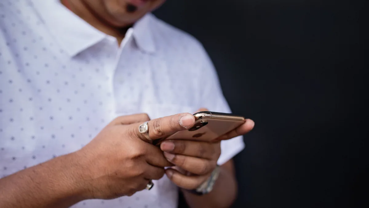 Une personne échange avec le service client d'une entreprise via une messagerie instantanée sur son smartphone