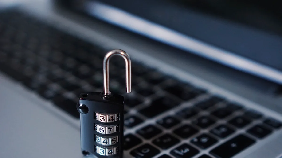 Cadenas posé sur le clavier d'un ordinateur portable, illustrant la conformité RGPD d'un chatbot