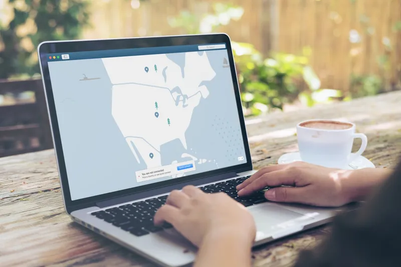 Personne rédigeant du contenu web sur un ordinateur portable dans un espace de travail