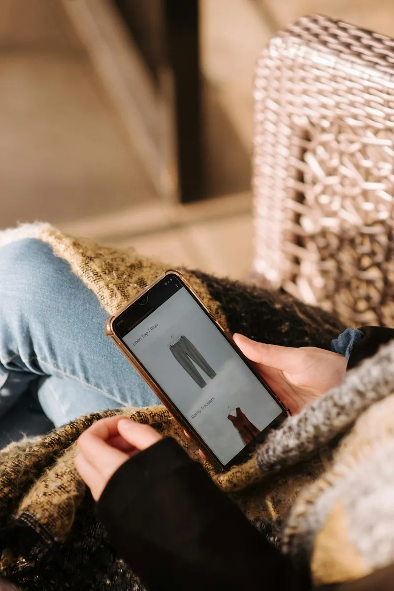 Femme faisant du shopping en ligne sur smartphone — conversion boutique