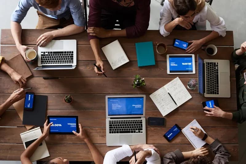 Réunion en agence web pour discuter du budget de création de site internet