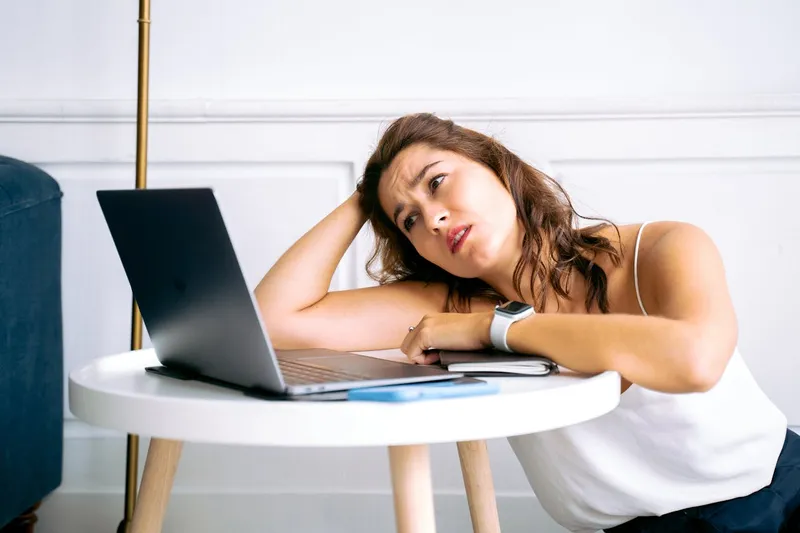 Utilisatrice frustrée devant un écran — erreur de design web courante
