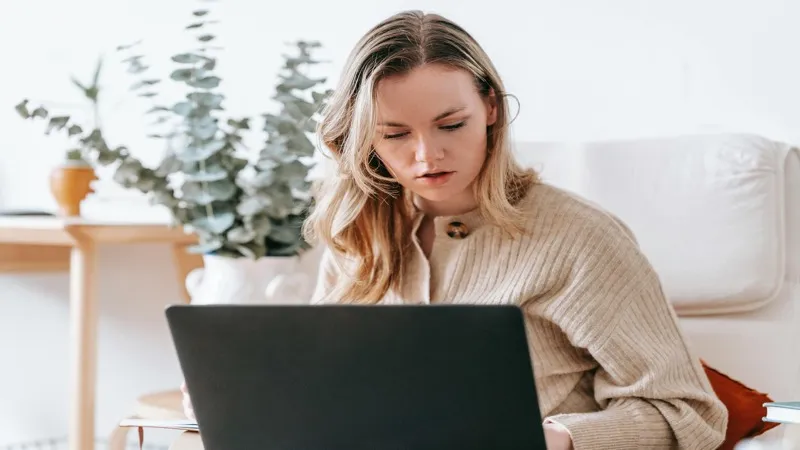 Freelance travaillant seul sur un projet web depuis son bureau à domicile
