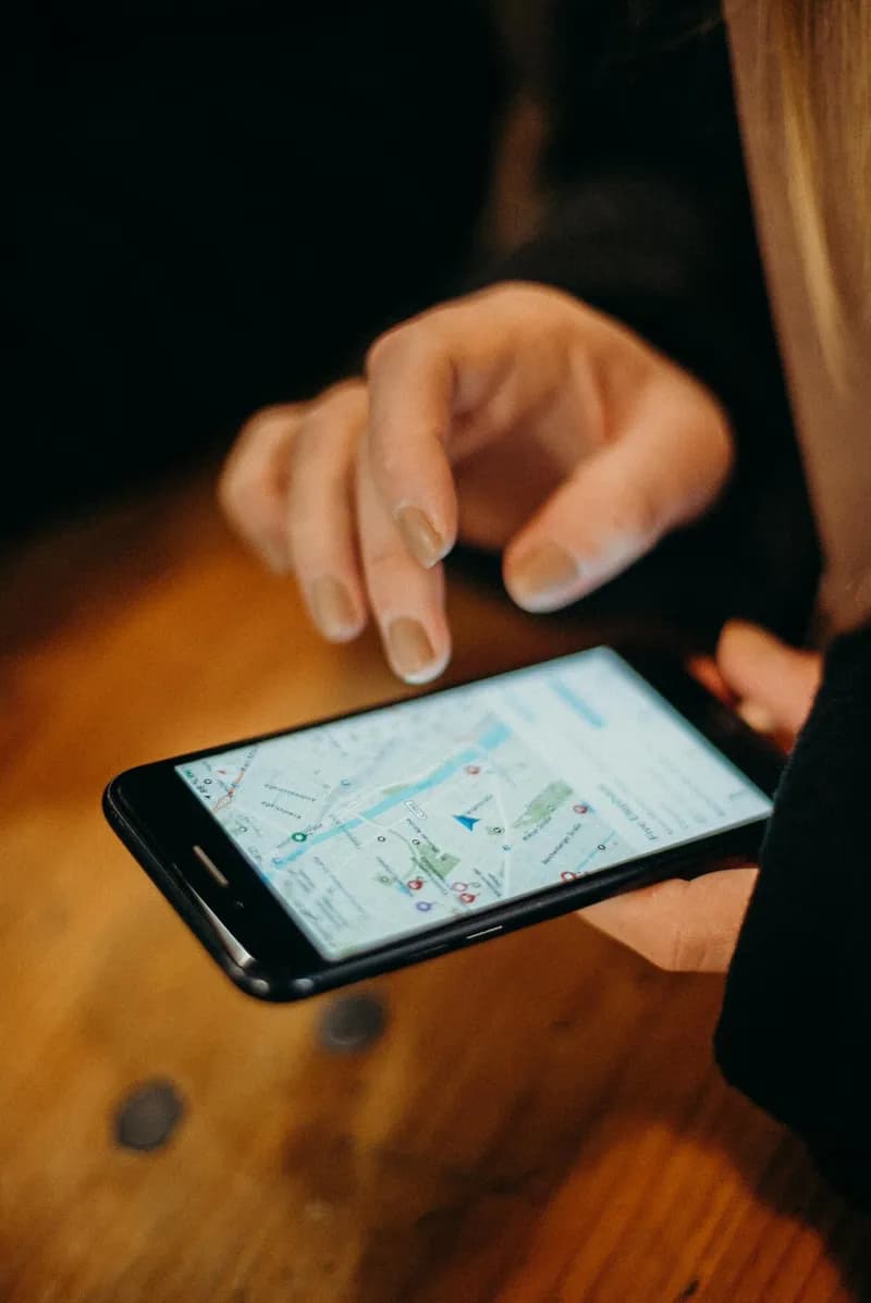 Personne consultant des avis Google sur son téléphone