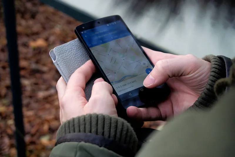 Application Google Maps affichant une fiche d'établissement sur smartphone