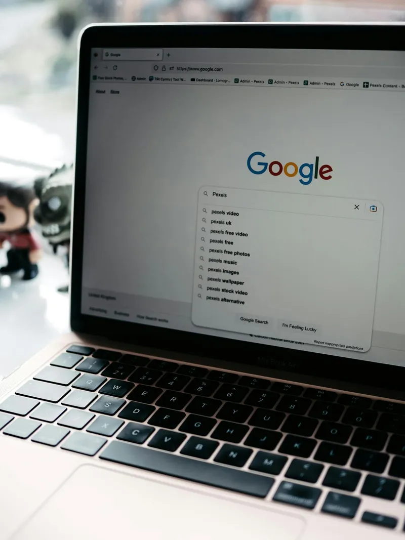 Recherche Google sur un écran de laptop pour vérifier la visibilité d'un site