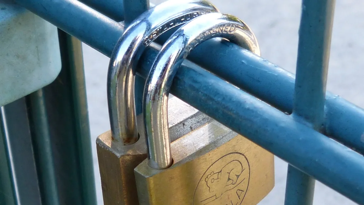 Cadenas de sécurité numérique illustrant la protection d'un site web maintenu contre les cyberattaques