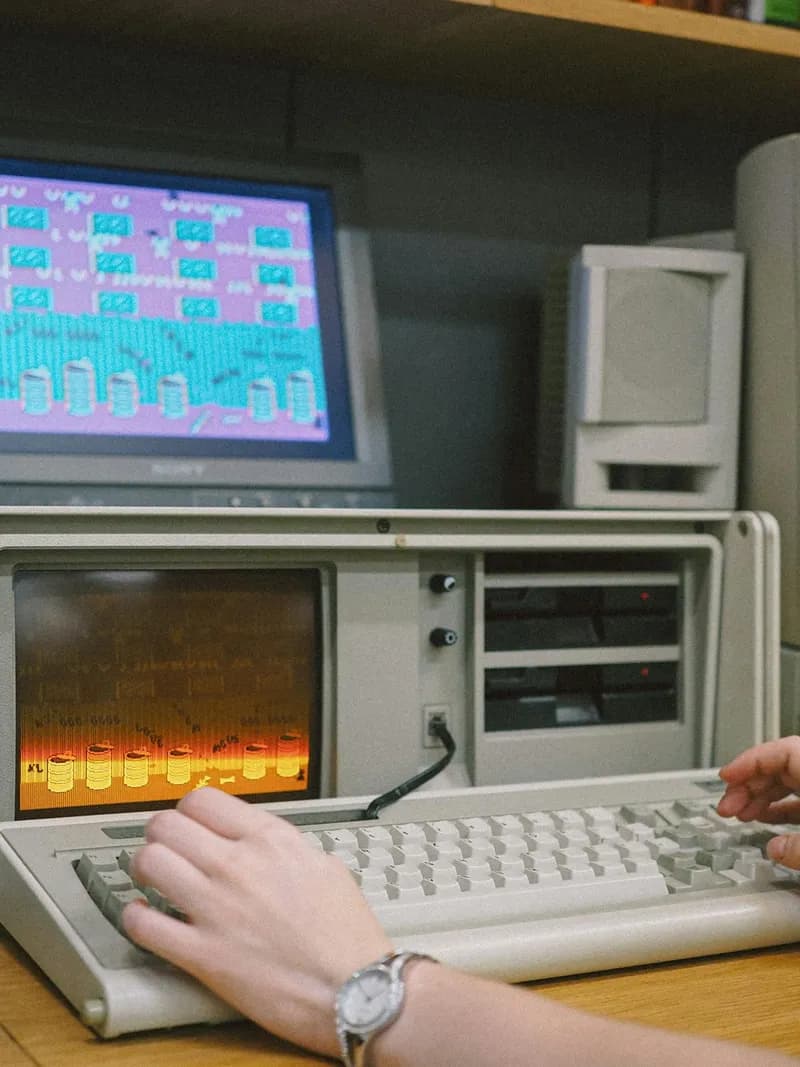 Ancien ordinateur obsolète — signe qu'il faut refondre votre site web