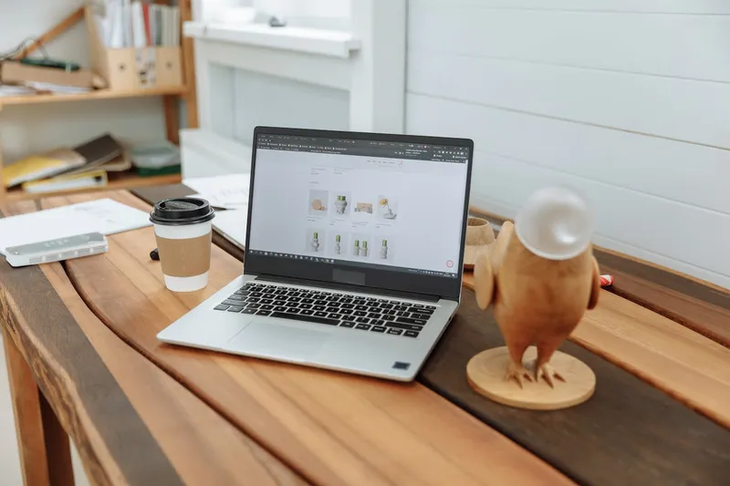 Site web moderne sur un ordinateur portable — refonte réussie