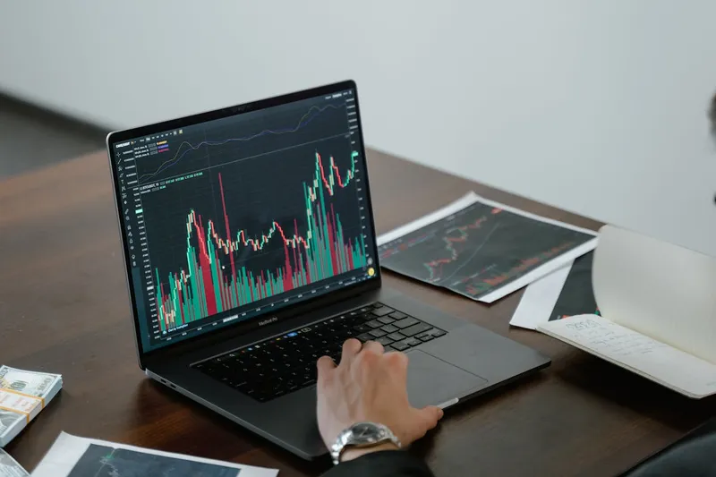 Tableau de bord analytics sur ordinateur portable — mesurer le ROI de votre site web