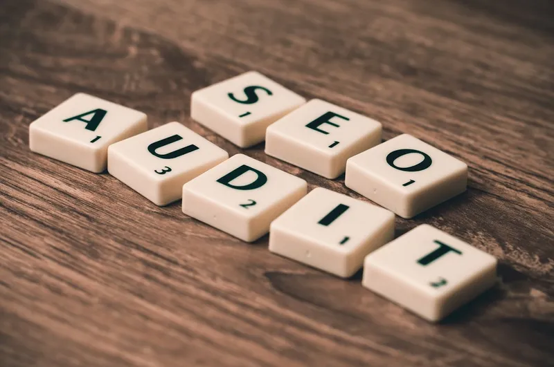 Audit SEO technique — blocs lettres sur une surface en bois