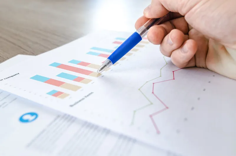 Recherche de mots-clés SEO et analyse de données sur un écran