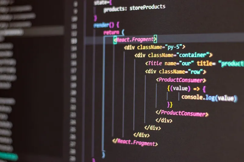 Interface en dark mode avec code sur écran sombre