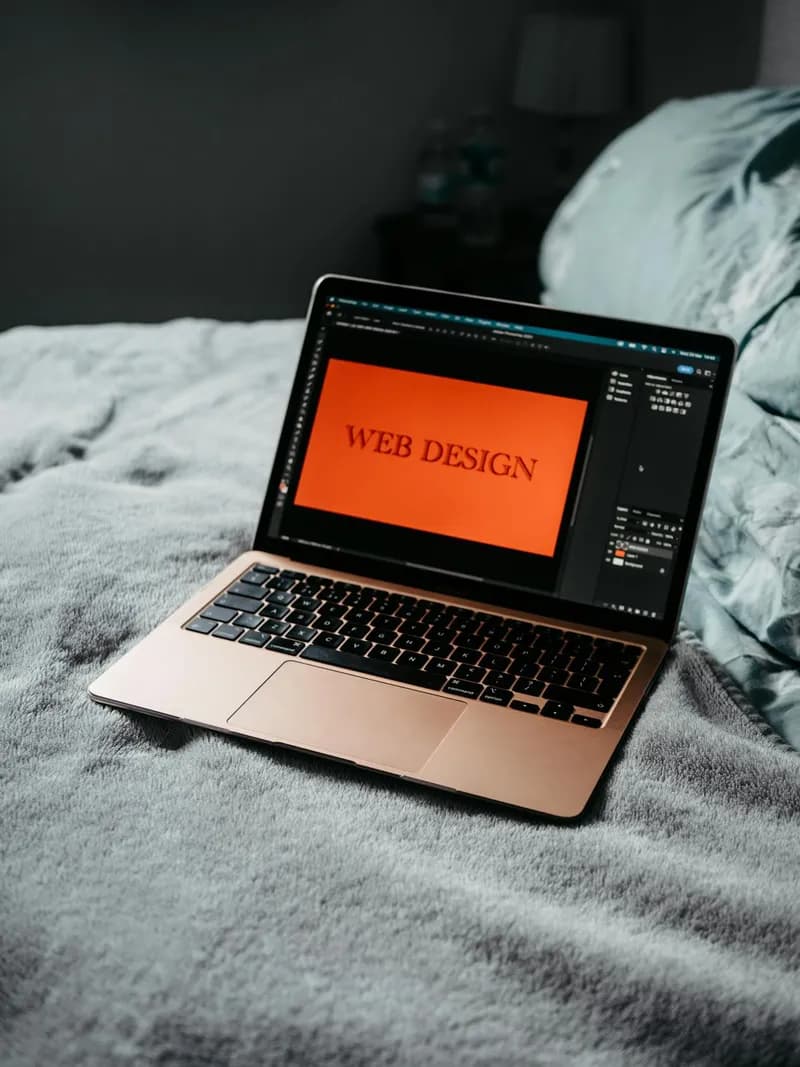 Design web moderne sur ordinateur portable — tendances web design 2026