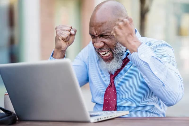Personne frustrée devant un site web lent qui ne charge pas