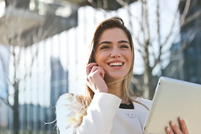 Entrepreneur consultant son site vitrine sur tablette